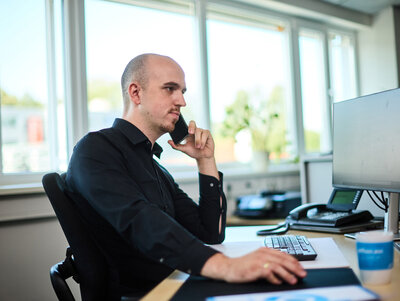 abfluss ass Mitarbeiter am Telefon. Konntaktieren Sie uns. 