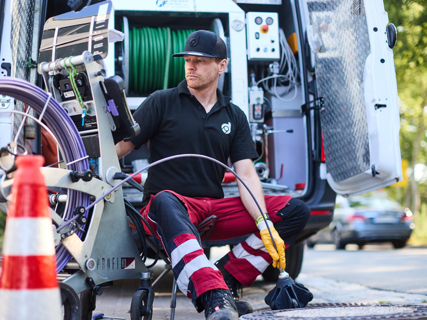 TV-Inspekteur abfluss ass bei der Arbeit